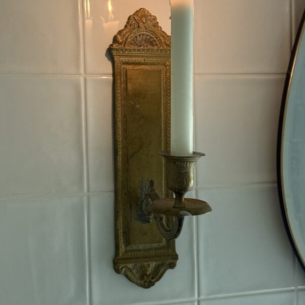 Mosiężny świecznik ścienny z ornamentowym zdobieniem, Włochy, lata 70